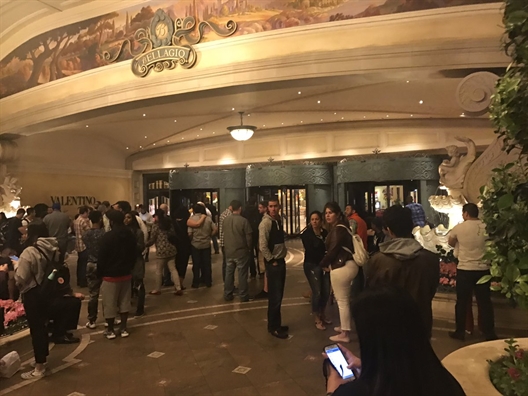 Súng nổ, khách hoảng loạn bỏ chạy khỏi khách sạn ở Las Vegas - Ảnh 5. Súng nổ, khách hoảng loạn bỏ chạy khỏi khách sạn ở Las Vegas - Ảnh 5.