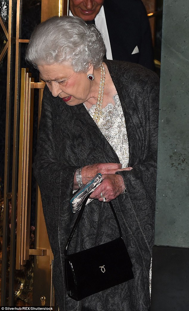 Giải mã hình ảnh người phụ nữ bí ẩn in trên chiếc ví của Nữ hoàng Anh - Ảnh 5