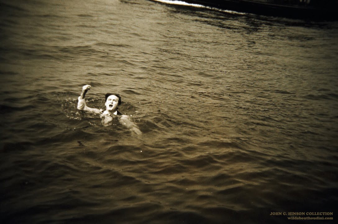 Lật tẩy màn ảo thuật kinh điển của Mỹ những năm đầu thế kỷ 20: còng tay nhốt trong thùng kín - Ảnh 5. Lật tẩy màn ảo thuật kinh điển của Mỹ những năm đầu thế kỷ 20: còng tay nhốt trong thùng kín - Ảnh 5.