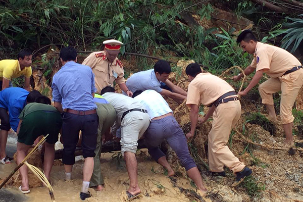 Sạt lở, quốc lộ 279 tê liệt, chia cắt TP Điện Biên Phủ - Ảnh 5. Sạt lở, quốc lộ 279 tê liệt, chia cắt TP Điện Biên Phủ - Ảnh 5.