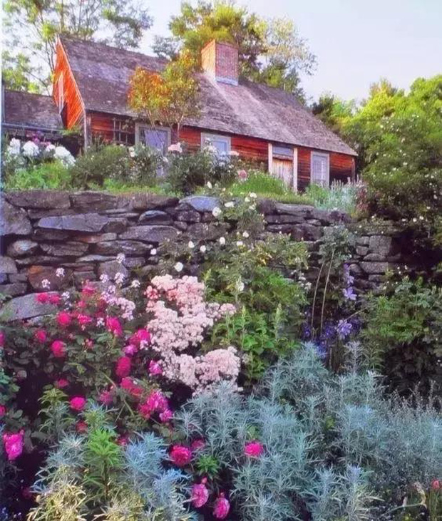 Cư dân mạng ao ước được một lần sống trong căn nhà như trong truyện cổ tích của bà cụ 92 tuổi - Ảnh 1. Cư dân mạng ao ước được một lần sống trong căn nhà như trong truyện cổ tích của bà cụ 92 tuổi - Ảnh 1.