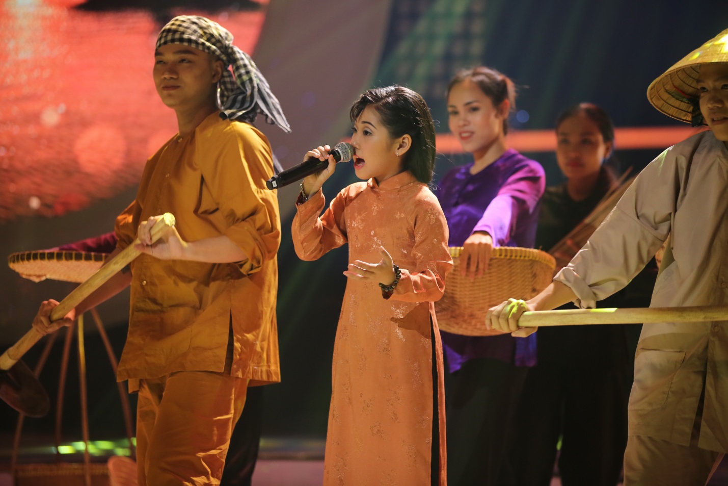 Gương mặt thân quen nhí: Hoài Linh xúc động trước màn tái hiện Michael Jackson của cậu bé không còn gì để mất - Ảnh 4. Gương mặt thân quen nhí: Hoài Linh xúc động trước màn tái hiện Michael Jackson của cậu bé không còn gì để mất - Ảnh 4.