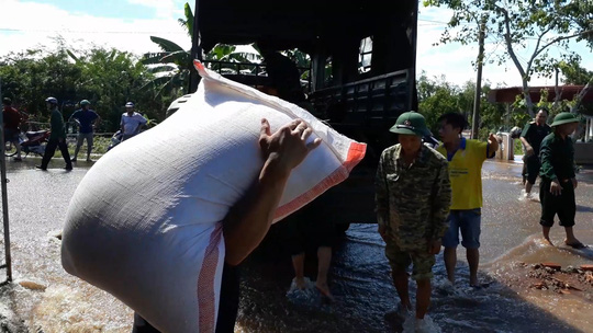 Vỡ kênh dẫn tràn hồ Gia Hoét, di dời hàng chục hộ dân - Ảnh 5. Vỡ kênh dẫn tràn hồ Gia Hoét, di dời hàng chục hộ dân - Ảnh 5.