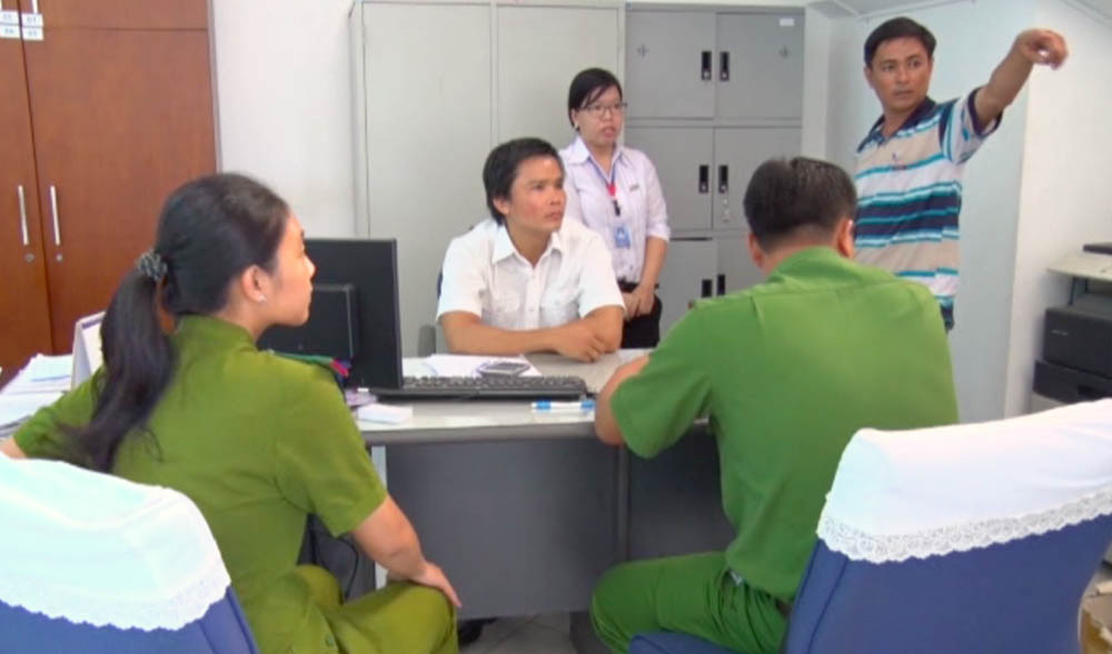 48 giờ giải mã vụ dùng súng cướp ngân hàng ở Vĩnh Long - Ảnh 5. 48 giờ giải mã vụ dùng súng cướp ngân hàng ở Vĩnh Long - Ảnh 5.