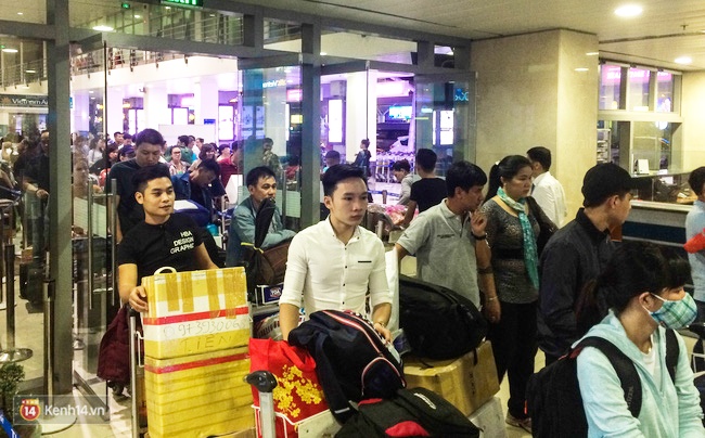 Chùm ảnh: Cận Tết, biển người vật vã hàng tiếng đồng hồ chờ check in ở sân bay Tân Sơn Nhất - Ảnh 6.