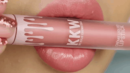 3 ngày nữa mới lên kệ nhưng bộ 4 màu son nude của Kim Kardashian và Kylie Jenner đã gây sốt - Ảnh 6. 3 ngày nữa mới lên kệ nhưng bộ 4 màu son nude của Kim Kardashian và Kylie Jenner đã gây sốt - Ảnh 6.