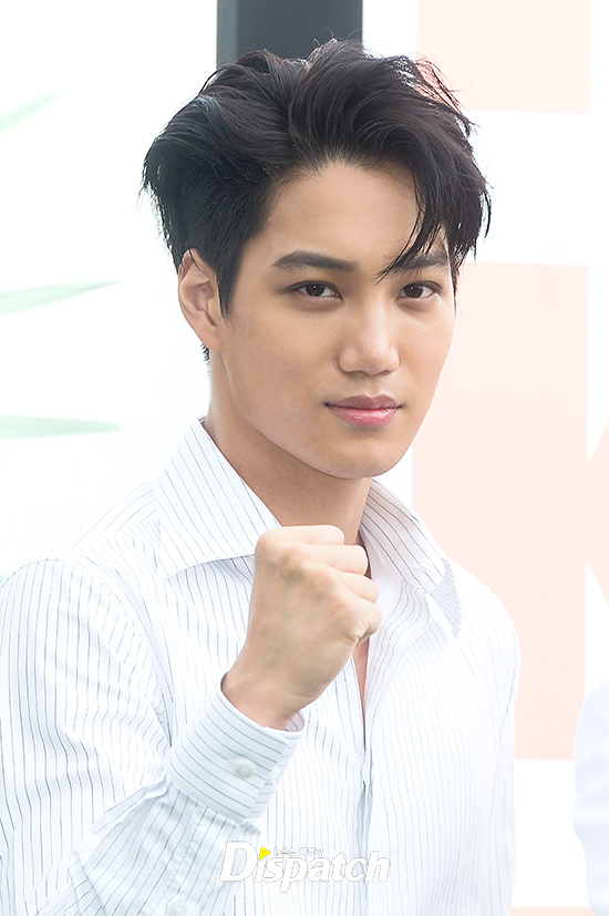 EXO trở lại: Có đẹp tựa hoàng tử giống fan xuýt xoa hay vừa sến vừa xuống sắc? - Ảnh 6. EXO trở lại: Có đẹp tựa hoàng tử giống fan xuýt xoa hay vừa sến vừa xuống sắc? - Ảnh 6.