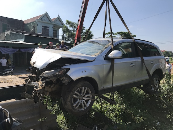 Cẩu xe Audi tiền tỷ từ ruộng rau muống lên sau tai nạn - Ảnh 7. Cẩu xe Audi tiền tỷ từ ruộng rau muống lên sau tai nạn - Ảnh 7.