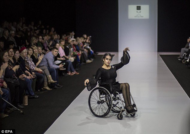 Chùm ảnh lung linh về người mẫu khuyết tật trên sàn catwalk - Ảnh 7.