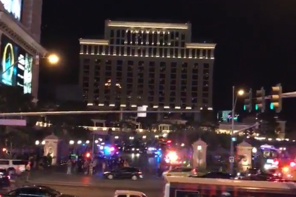 Súng nổ, khách hoảng loạn bỏ chạy khỏi khách sạn ở Las Vegas - Ảnh 7. Súng nổ, khách hoảng loạn bỏ chạy khỏi khách sạn ở Las Vegas - Ảnh 7.
