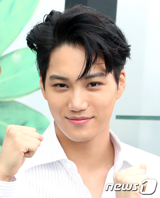 EXO trở lại: Có đẹp tựa hoàng tử giống fan xuýt xoa hay vừa sến vừa xuống sắc? - Ảnh 7. EXO trở lại: Có đẹp tựa hoàng tử giống fan xuýt xoa hay vừa sến vừa xuống sắc? - Ảnh 7.