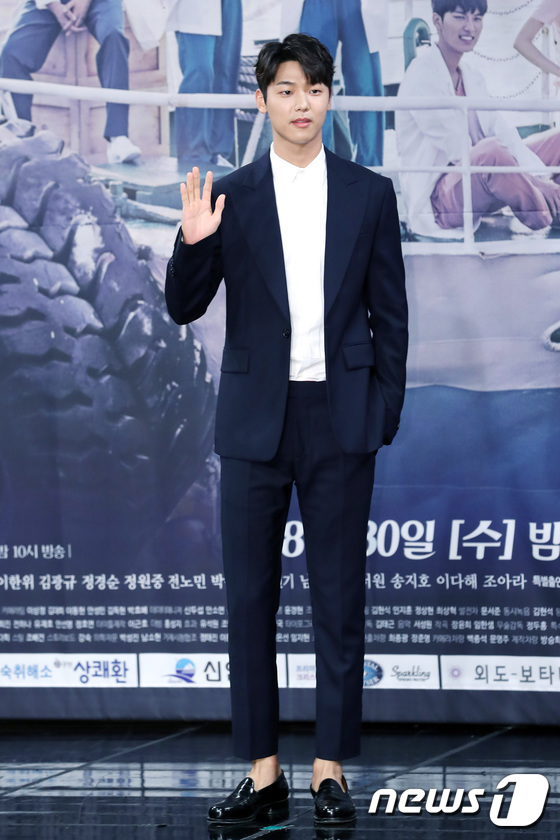 Mỹ nhân Secret Garden trở lại khoe dáng nuột, trẻ đẹp bên mỹ nam CNBLUE kém tận 13 tuổi - Ảnh 7. Mỹ nhân Secret Garden trở lại khoe dáng nuột, trẻ đẹp bên mỹ nam CNBLUE kém tận 13 tuổi - Ảnh 7.