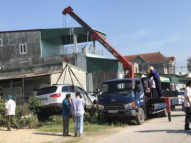 Cẩu xe Audi tiền tỷ từ ruộng rau muống lên sau tai nạn - Ảnh 8. Cẩu xe Audi tiền tỷ từ ruộng rau muống lên sau tai nạn - Ảnh 8.