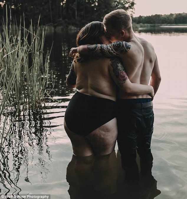 Chụp xong bộ ảnh nàng mập-chàng gầy gây sốt mạng xã hội, cô nàng bị sếp đuổi việc ngay lập tức - Ảnh 4. Chụp xong bộ ảnh nàng mập-chàng gầy gây sốt mạng xã hội, cô nàng bị sếp đuổi việc ngay lập tức - Ảnh 4.