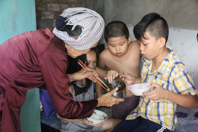 Nuôi tận 20 đứa cháu, cuối đời bà lão 90 tuổi còn nuôi thêm 2 chắt ngoại vì bố mất, mẹ đi lấy chồng khác - Ảnh 8. Nuôi tận 20 đứa cháu, cuối đời bà lão 90 tuổi còn nuôi thêm 2 chắt ngoại vì bố mất, mẹ đi lấy chồng khác - Ảnh 8.