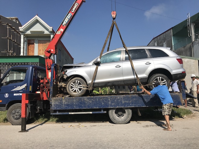 Cẩu xe Audi tiền tỷ từ ruộng rau muống lên sau tai nạn - Ảnh 9. Cẩu xe Audi tiền tỷ từ ruộng rau muống lên sau tai nạn - Ảnh 9.