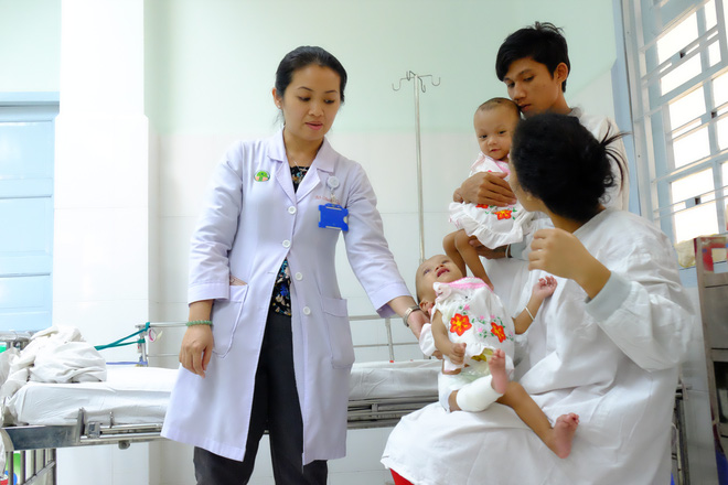 Ngắm vẻ đáng yêu của hai bé gái sinh đôi dính nhau vùng cùng cụt ngày xuất viện - Ảnh 8. Ngắm vẻ đáng yêu của hai bé gái sinh đôi dính nhau vùng cùng cụt ngày xuất viện - Ảnh 8.