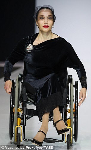 Chùm ảnh lung linh về người mẫu khuyết tật trên sàn catwalk - Ảnh 9.