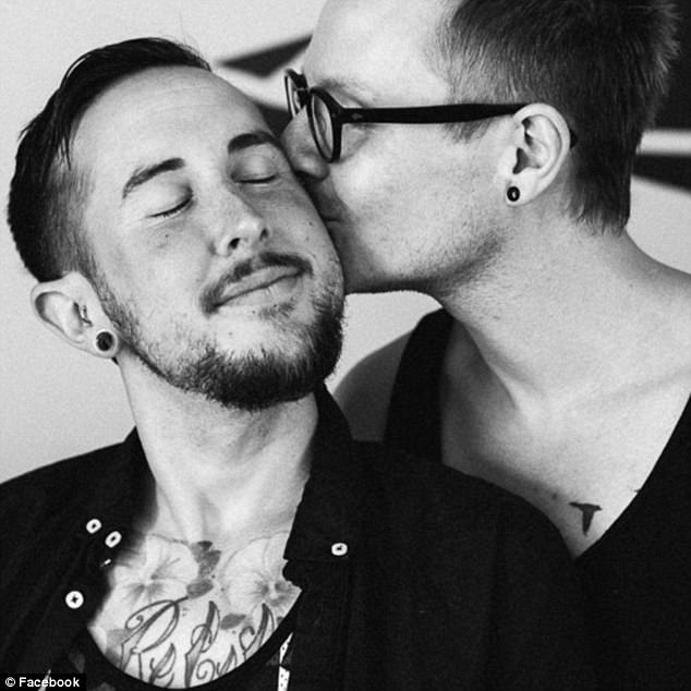 Người đàn ông chuyển giới vừa sinh hạ một bé trai xinh xắn sau lần sảy thai đau đớn trước đó - Ảnh 9. Người đàn ông chuyển giới vừa sinh hạ một bé trai xinh xắn sau lần sảy thai đau đớn trước đó - Ảnh 9.