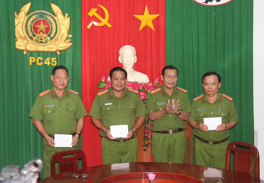 48 giờ giải mã vụ dùng súng cướp ngân hàng ở Vĩnh Long - Ảnh 9. 48 giờ giải mã vụ dùng súng cướp ngân hàng ở Vĩnh Long - Ảnh 9.