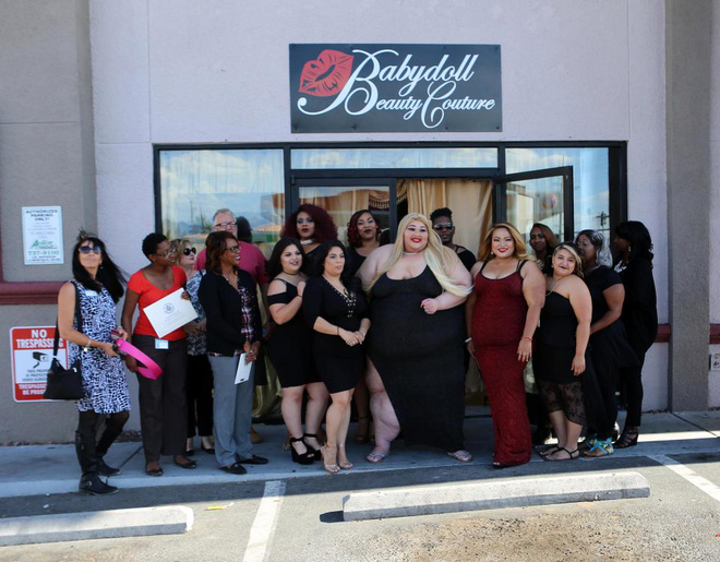 Đi làm tóc nhưng béo đến mức sập cả ghế, người phụ nữ quyết tâm mở tiệm riêng của mình - Ảnh 9. Đi làm tóc nhưng béo đến mức sập cả ghế, người phụ nữ quyết tâm mở tiệm riêng của mình - Ảnh 9.