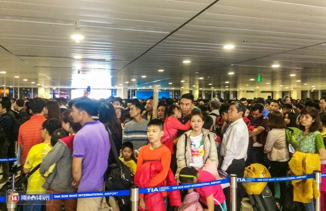 Chùm ảnh: Cận Tết, biển người vật vã hàng tiếng đồng hồ chờ check in ở sân bay Tân Sơn Nhất - Ảnh 8.