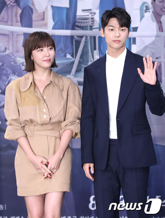 Mỹ nhân Secret Garden trở lại khoe dáng nuột, trẻ đẹp bên mỹ nam CNBLUE kém tận 13 tuổi - Ảnh 10. Mỹ nhân Secret Garden trở lại khoe dáng nuột, trẻ đẹp bên mỹ nam CNBLUE kém tận 13 tuổi - Ảnh 10.