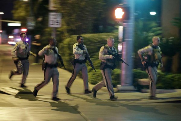 Thương vong vụ thảm sát Las Vegas tăng chóng mặt - Ảnh 8. Thương vong vụ thảm sát Las Vegas tăng chóng mặt - Ảnh 8.