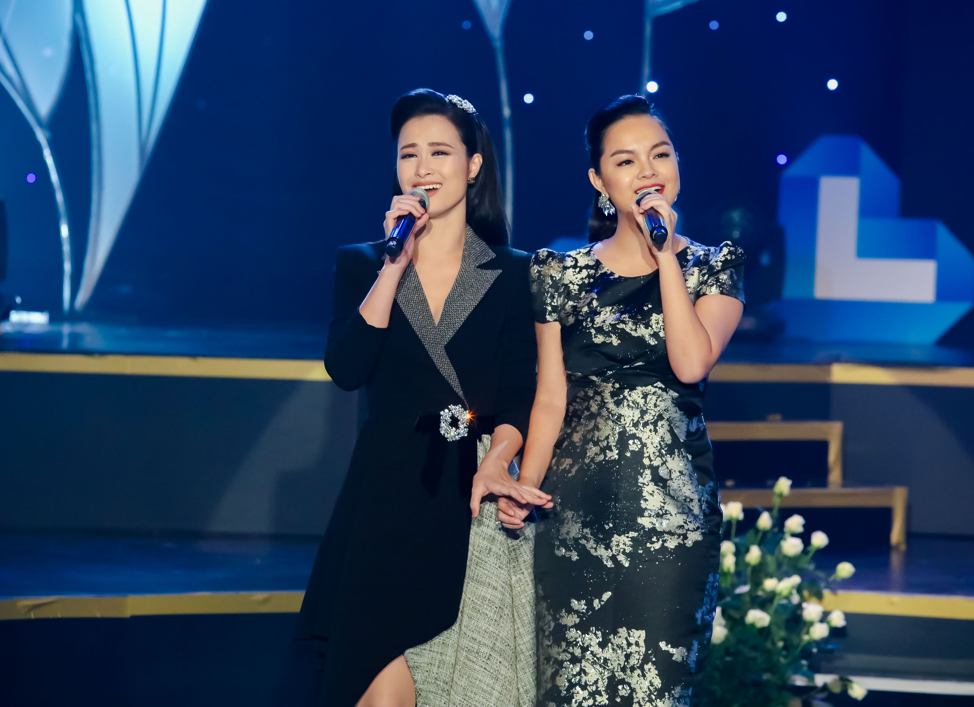 Đông Nhi - Phạm Quỳnh Anh khóc khi hát tặng Wanbi Tuấn Anh trên sân khấu tưởng nhớ - Ảnh 2. Đông Nhi - Phạm Quỳnh Anh khóc khi hát tặng Wanbi Tuấn Anh trên sân khấu tưởng nhớ - Ảnh 2.