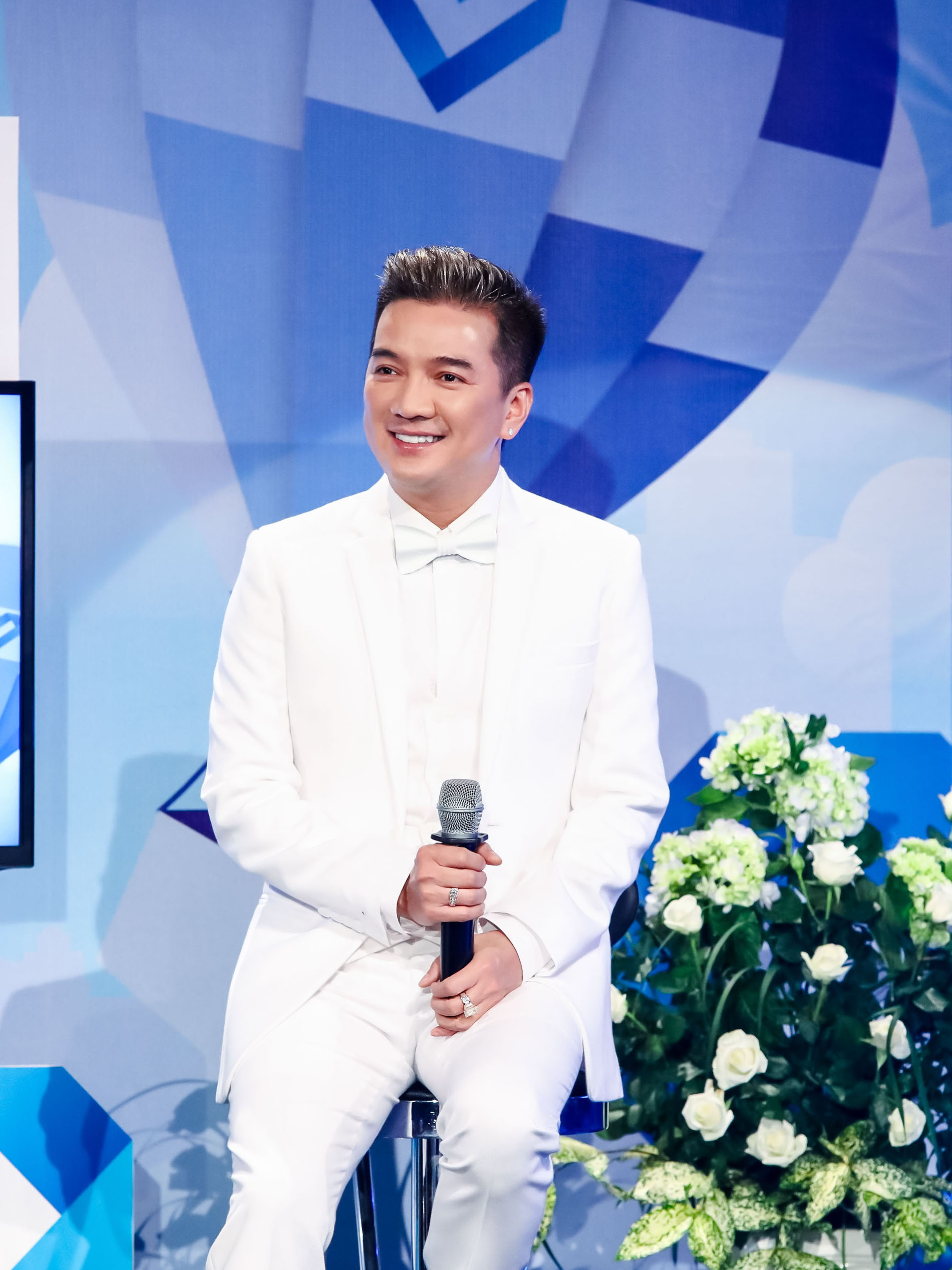 Đông Nhi - Phạm Quỳnh Anh khóc khi hát tặng Wanbi Tuấn Anh trên sân khấu tưởng nhớ - Ảnh 4. Đông Nhi - Phạm Quỳnh Anh khóc khi hát tặng Wanbi Tuấn Anh trên sân khấu tưởng nhớ - Ảnh 4.