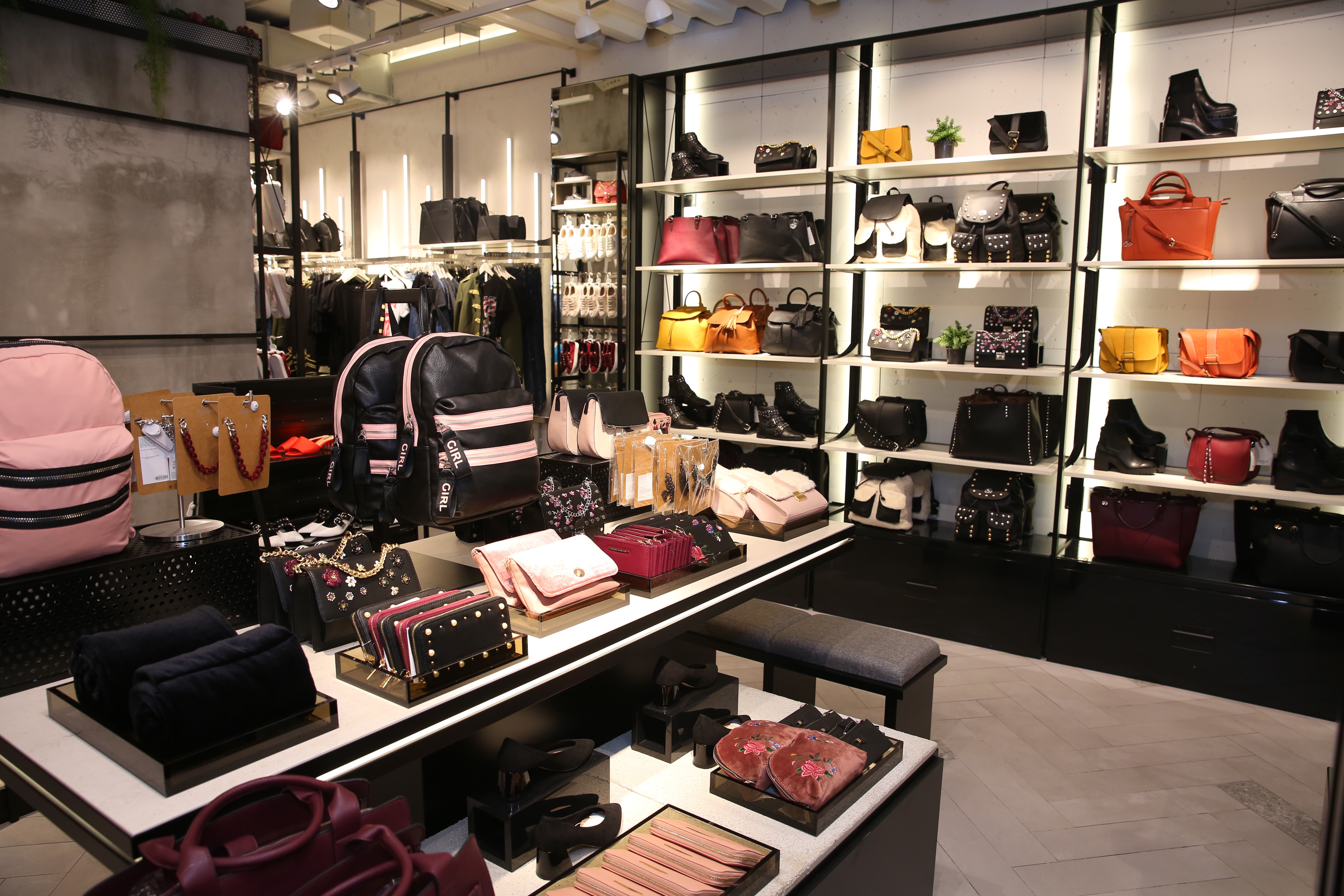 Stradivarius Việt Nam khai trương: Đồ đẹp giá siêu dễ chịu, áo phông cao nhất chỉ 249.000 đồng - Ảnh 19. Stradivarius Việt Nam khai trương: Đồ đẹp giá siêu dễ chịu, áo phông cao nhất chỉ 249.000 đồng - Ảnh 19.