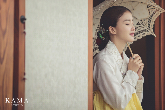 Mỹ nhân Vườn sao băng đẹp lộng lẫy, quyết giấu bụng bầu bên chồng đại gia trong bộ ảnh cưới - Ảnh 3. Mỹ nhân Vườn sao băng đẹp lộng lẫy, quyết giấu bụng bầu bên chồng đại gia trong bộ ảnh cưới - Ảnh 3.