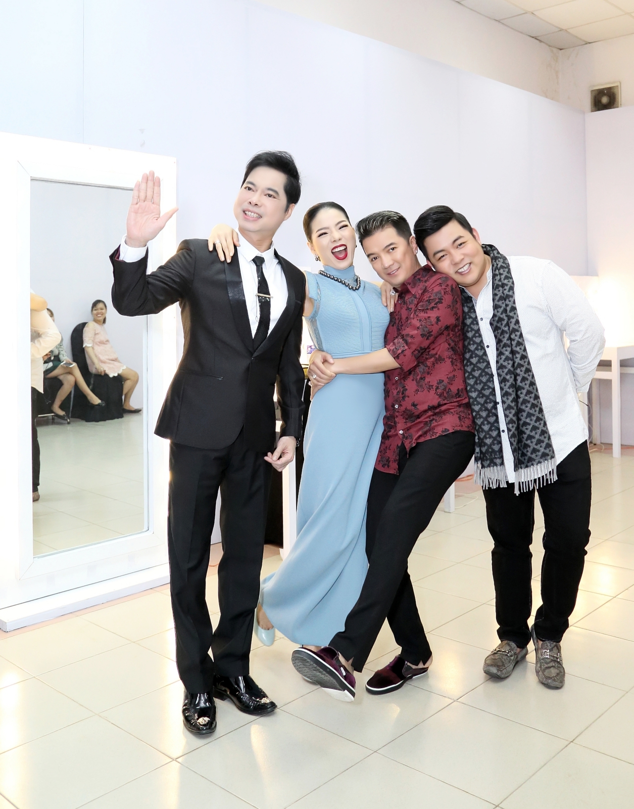 Lệ Quyên bị áo kim sa của Mr.Đàm cào xước tay khi ghi hình - Ảnh 8. Lệ Quyên bị áo kim sa của Mr.Đàm cào xước tay khi ghi hình - Ảnh 8.