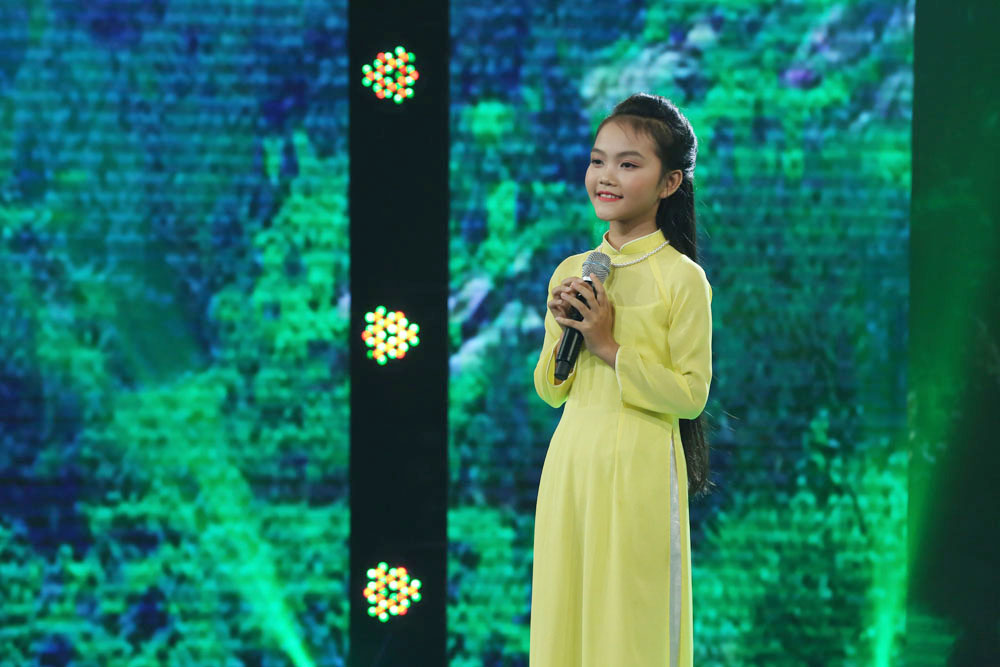 Cô bé Nghệ An khiến mẹ bật khóc trên truyền hình, khán giả bật dậy vỗ tay - Ảnh 3. Cô bé Nghệ An khiến mẹ bật khóc trên truyền hình, khán giả bật dậy vỗ tay - Ảnh 3.