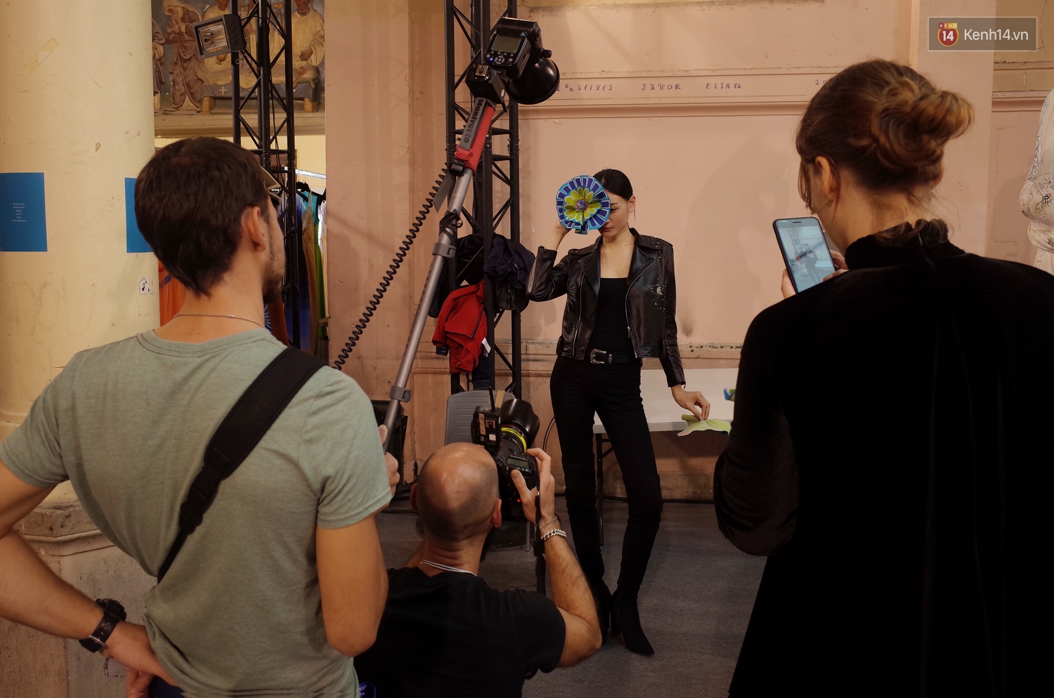 Clip độc quyền: Thùy Trang kết show Ralbot Runhof tại Paris Fashion Week, nhận cát xê khủng ngay sau buổi diễn - Ảnh 11. Clip độc quyền: Thùy Trang kết show Ralbot Runhof tại Paris Fashion Week, nhận cát xê khủng ngay sau buổi diễn - Ảnh 11.