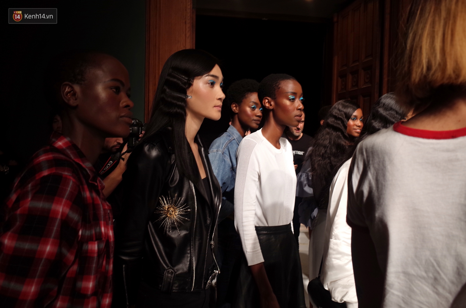 Clip độc quyền: Thùy Trang kết show Ralbot Runhof tại Paris Fashion Week, nhận cát xê khủng ngay sau buổi diễn - Ảnh 9. Clip độc quyền: Thùy Trang kết show Ralbot Runhof tại Paris Fashion Week, nhận cát xê khủng ngay sau buổi diễn - Ảnh 9.