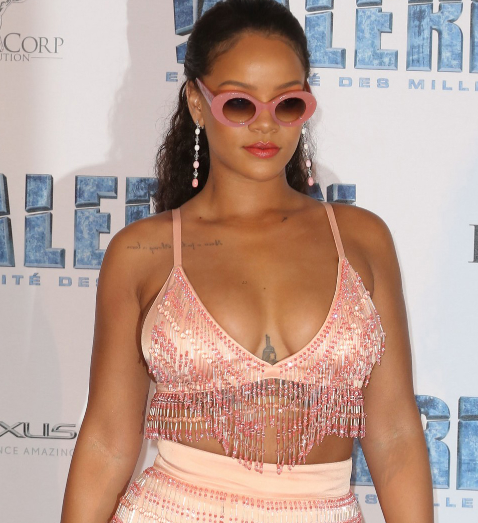 Rihanna đi đâu cũng phô ra hai quả bom nổ chậm, thời trang ngày càng khó hiểu quá đà - Ảnh 4. Rihanna đi đâu cũng phô ra hai quả bom nổ chậm, thời trang ngày càng khó hiểu quá đà - Ảnh 4.