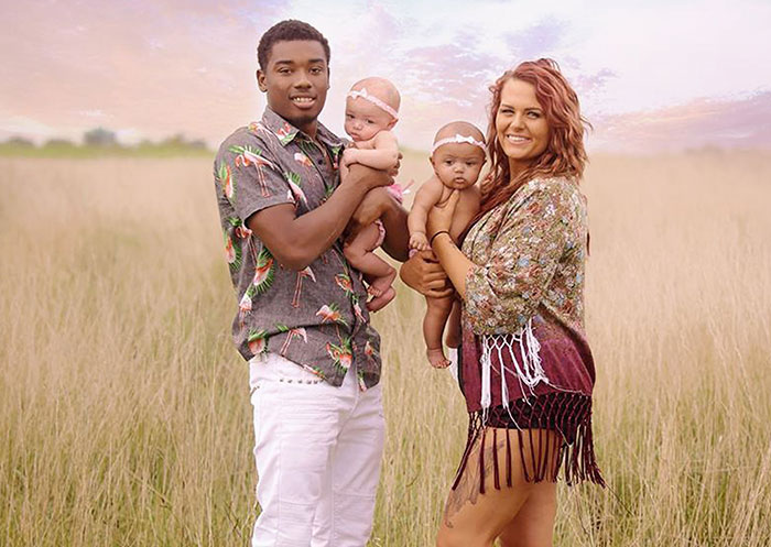 Kỳ lạ hai bé gái sinh đôi nhưng có hai màu da hoàn toàn trái ngược - Ảnh 2. Kỳ lạ hai bé gái sinh đôi nhưng có hai màu da hoàn toàn trái ngược - Ảnh 2.