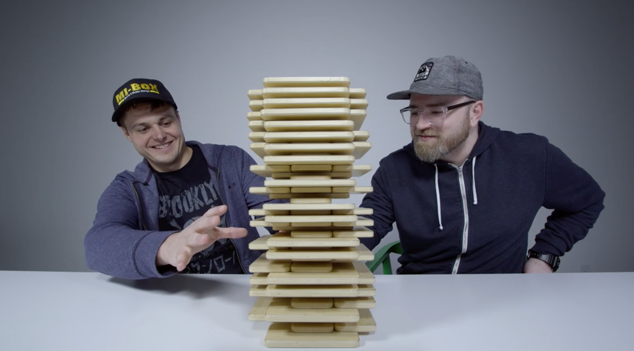 Xem con nhà người ta mua 108 cái iPhone SE để chơi rút gỗ và cái kết đắng lòng - Ảnh 2. Xem con nhà người ta mua 108 cái iPhone SE để chơi rút gỗ và cái kết đắng lòng - Ảnh 2.