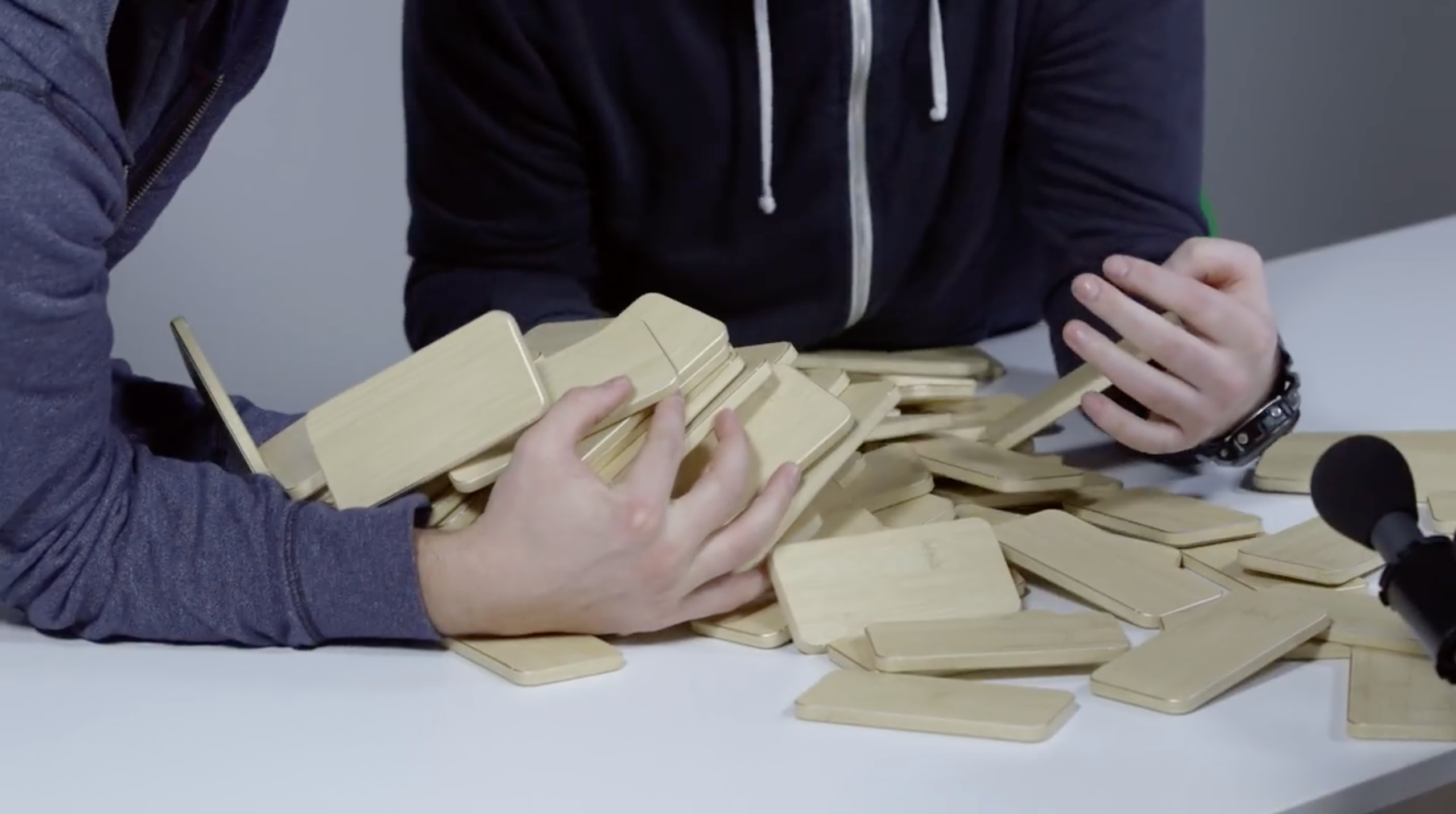 Xem con nhà người ta mua 108 cái iPhone SE để chơi rút gỗ và cái kết đắng lòng - Ảnh 3. Xem con nhà người ta mua 108 cái iPhone SE để chơi rút gỗ và cái kết đắng lòng - Ảnh 3.