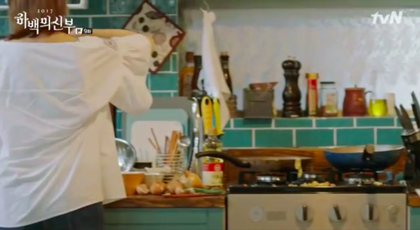 Sống bẩn, làm việc kém, nấu dở, Shin Se Kyung vẫn được 2 soái ca giành giật! - Ảnh 3. Sống bẩn, làm việc kém, nấu dở, Shin Se Kyung vẫn được 2 soái ca giành giật! - Ảnh 3.