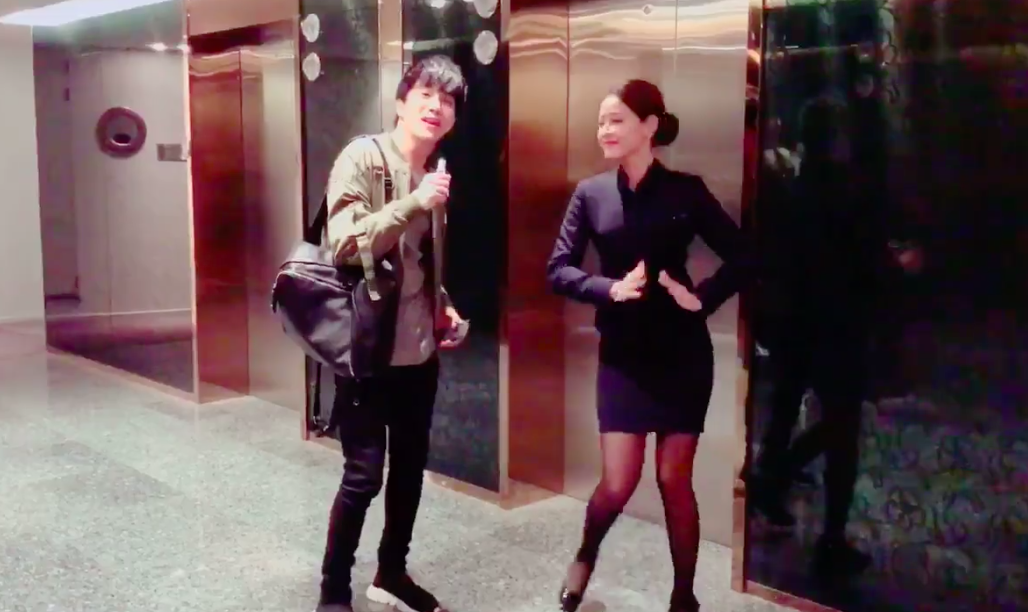 Clip: Chi Pu tăng động nhảy nhót, Bê Trần hát nhạc chế than vãn trên phim trường She Was Pretty bản Việt - Ảnh 3. Clip: Chi Pu tăng động nhảy nhót, Bê Trần hát nhạc chế than vãn trên phim trường She Was Pretty bản Việt - Ảnh 3.