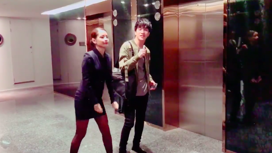 Clip: Chi Pu tăng động nhảy nhót, Bê Trần hát nhạc chế than vãn trên phim trường She Was Pretty bản Việt - Ảnh 4. Clip: Chi Pu tăng động nhảy nhót, Bê Trần hát nhạc chế than vãn trên phim trường She Was Pretty bản Việt - Ảnh 4.