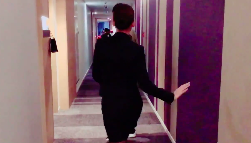 Clip: Chi Pu tăng động nhảy nhót, Bê Trần hát nhạc chế than vãn trên phim trường She Was Pretty bản Việt - Ảnh 5. Clip: Chi Pu tăng động nhảy nhót, Bê Trần hát nhạc chế than vãn trên phim trường She Was Pretty bản Việt - Ảnh 5.