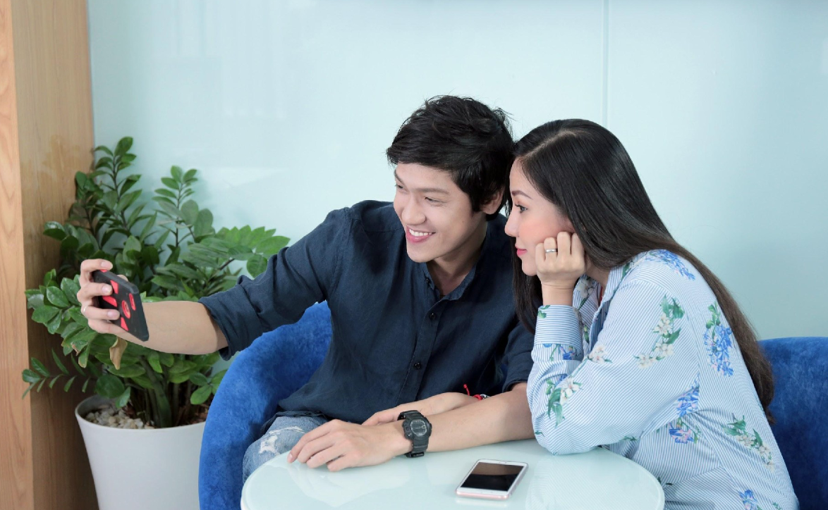 Bắt gặp Hiền Sến công khai thân mật với Lý Phương Châu tại nơi công cộng - Ảnh 5. Bắt gặp Hiền Sến công khai thân mật với Lý Phương Châu tại nơi công cộng - Ảnh 5.