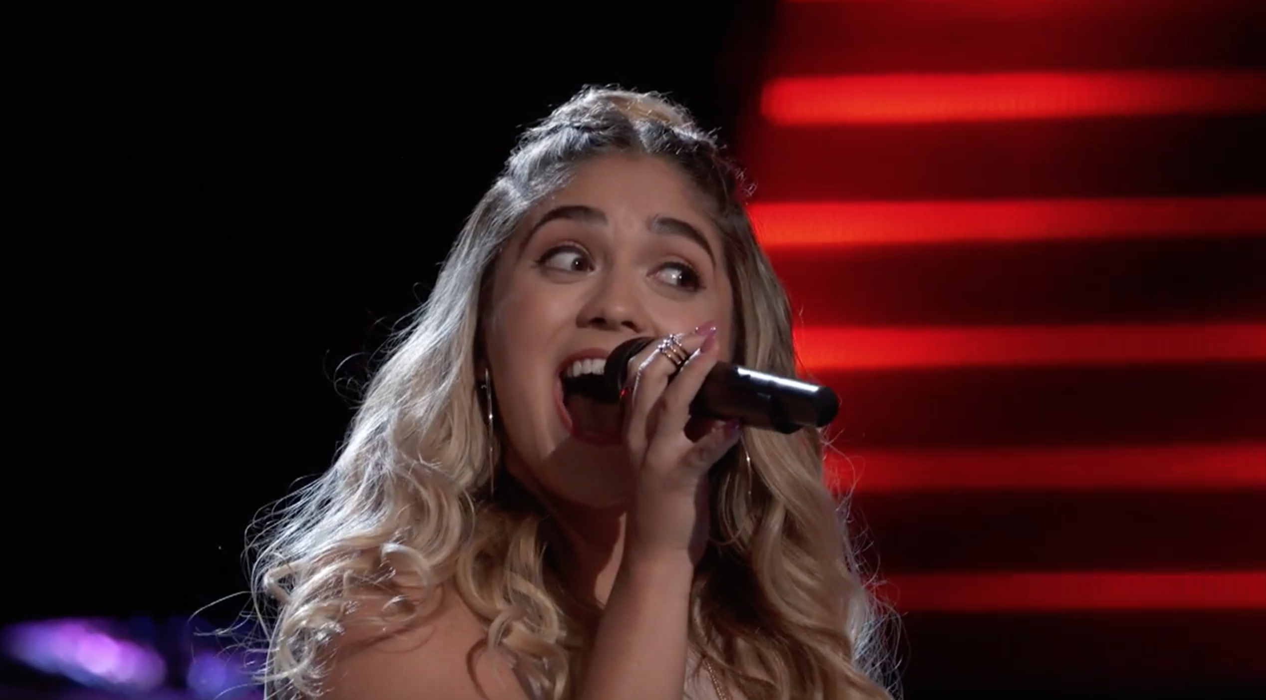 Adam Levine cười vật vã khi người thương Blake Shelton bị thí sinh nhận xét thế này đây! - Ảnh 2. Adam Levine cười vật vã khi người thương Blake Shelton bị thí sinh nhận xét thế này đây! - Ảnh 2.