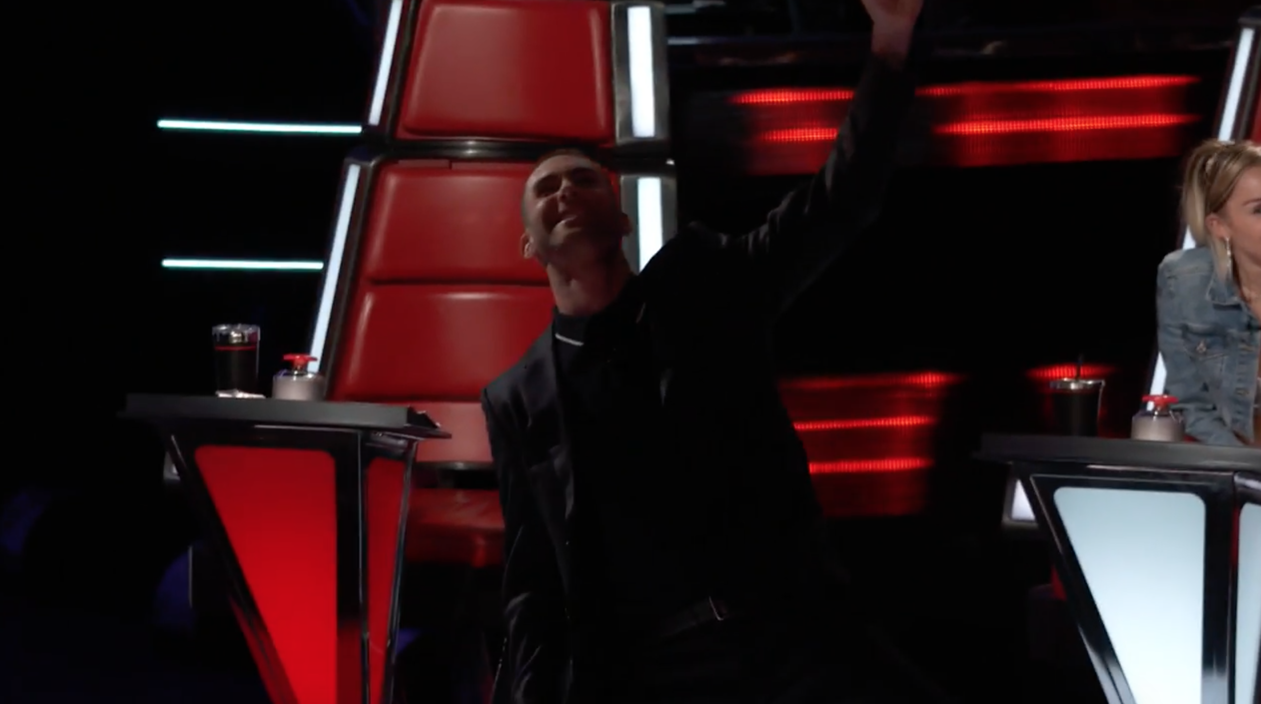 Adam Levine cười vật vã khi người thương Blake Shelton bị thí sinh nhận xét thế này đây! - Ảnh 3. Adam Levine cười vật vã khi người thương Blake Shelton bị thí sinh nhận xét thế này đây! - Ảnh 3.