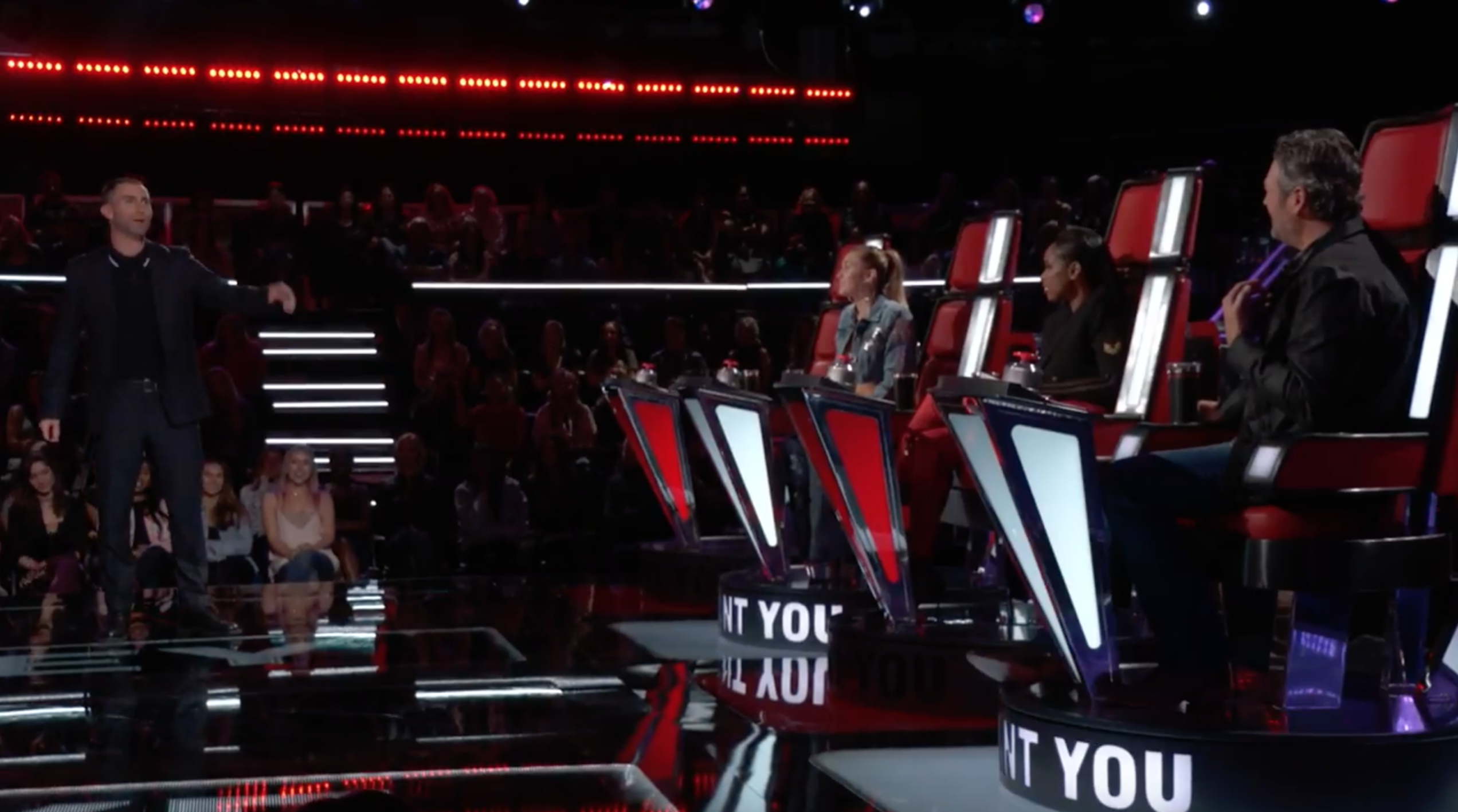 Adam Levine cười vật vã khi người thương Blake Shelton bị thí sinh nhận xét thế này đây! - Ảnh 7. Adam Levine cười vật vã khi người thương Blake Shelton bị thí sinh nhận xét thế này đây! - Ảnh 7.