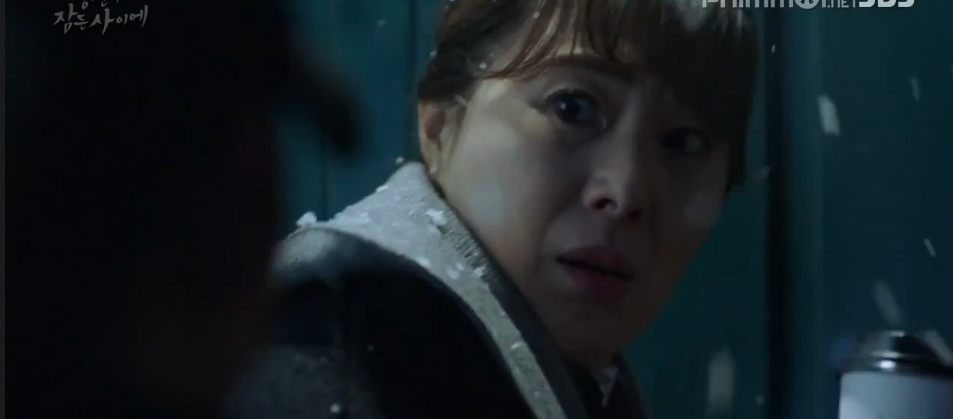 Mới chiếu vài tập, Khi Nàng Say Giấc đã dính chưởng 5 hạt sạn to đùng - Ảnh 2. Mới chiếu vài tập, Khi Nàng Say Giấc đã dính chưởng 5 hạt sạn to đùng - Ảnh 2.