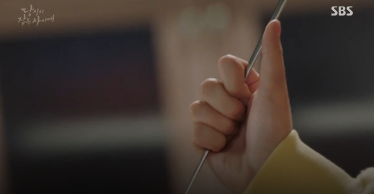 Mới chiếu vài tập, Khi Nàng Say Giấc đã dính chưởng 5 hạt sạn to đùng - Ảnh 10. Mới chiếu vài tập, Khi Nàng Say Giấc đã dính chưởng 5 hạt sạn to đùng - Ảnh 10.